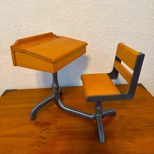 AMERICAN GIRL Mollys School Desk Retired Piece